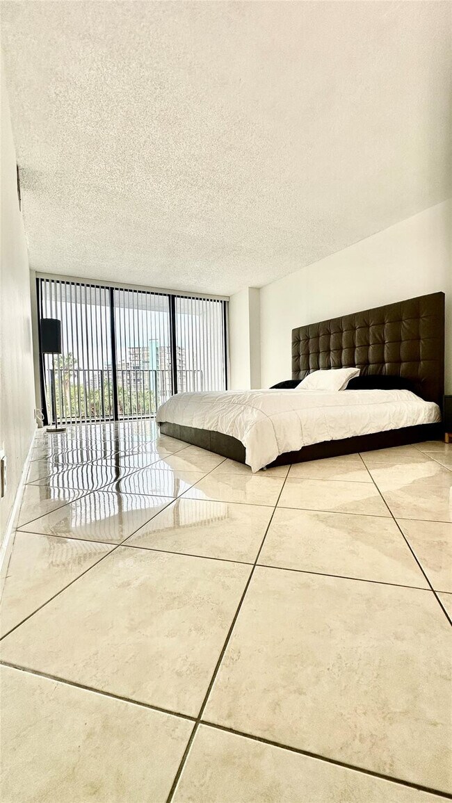 Building Photo - 200 Leslie Dr