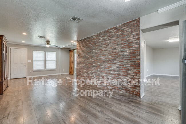 Building Photo - 479 S Sycamore Ave