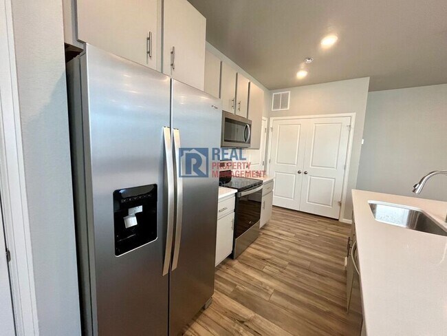 Building Photo - 9254 Henson Pl