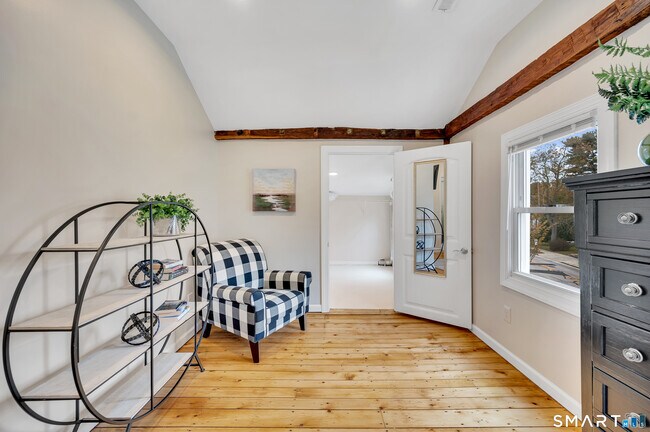 Building Photo - 736 Main St