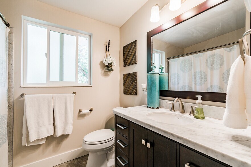 Building Photo - 450 E Mill St S