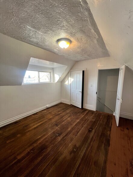 Building Photo - 749 Park Dr