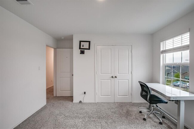 Building Photo - 1024 Bluewood Bend