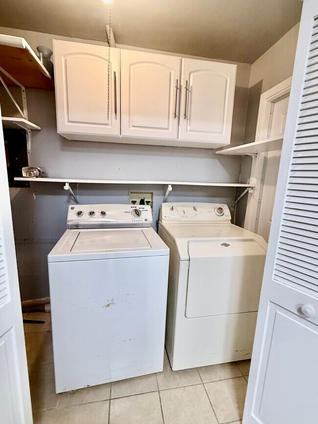 Building Photo - 2946 Madeira Dr