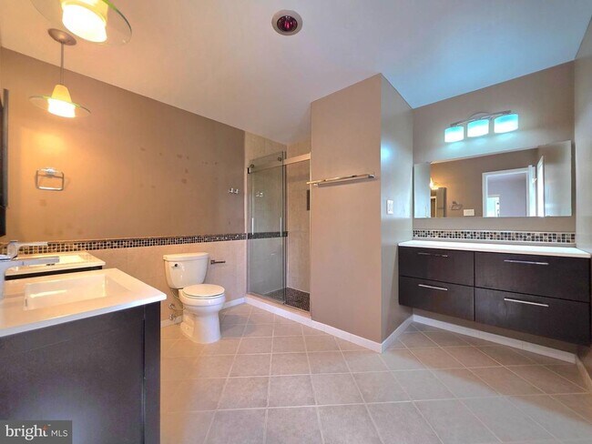 Building Photo - 2215 Collingwood Rd