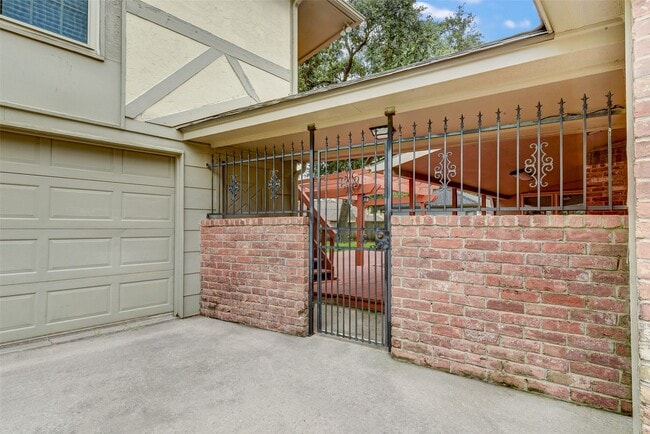 Building Photo - 15606 Dawnbrook Dr