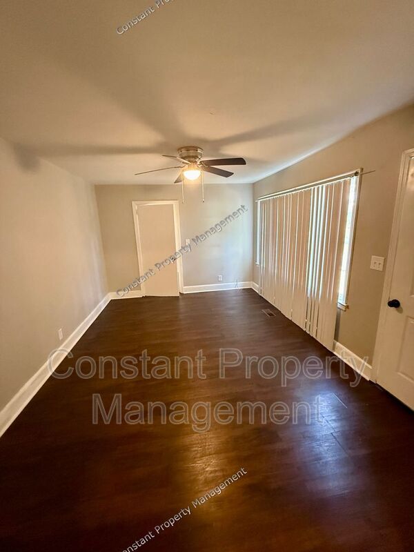 Building Photo - 1533 Engle Dr