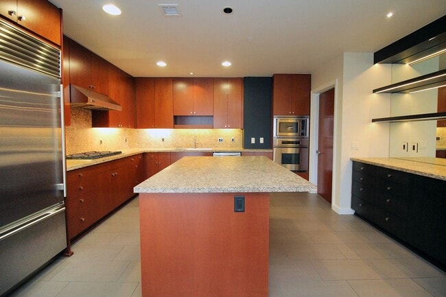 Building Photo - 1025 NW Couch St