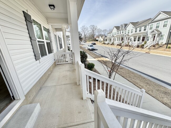 Building Photo - 3 br townhome in quiet community with cove...