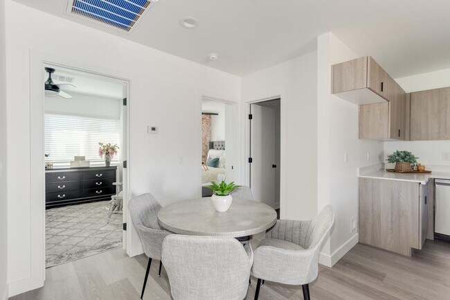 Building Photo - 2512 E Thomas Rd