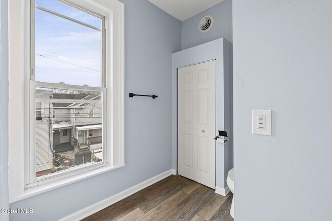 Building Photo - 821 23rd St