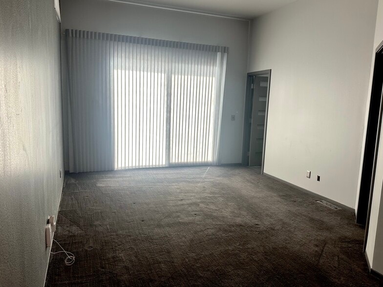 Primary suit, sliders lead to deck and pool. - 1000 Warrington Rd