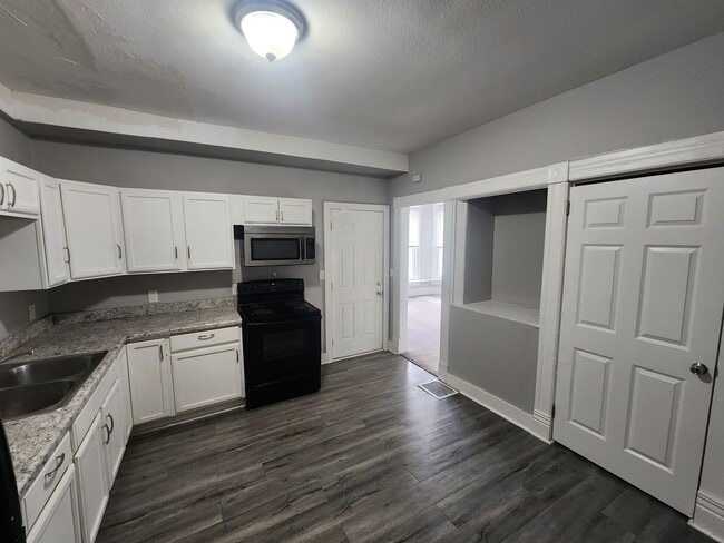 Building Photo - Large 4 bedroom house