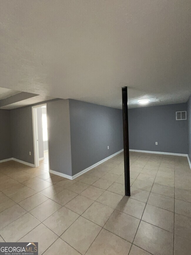 Building Photo - 1682 Charmeth Rd