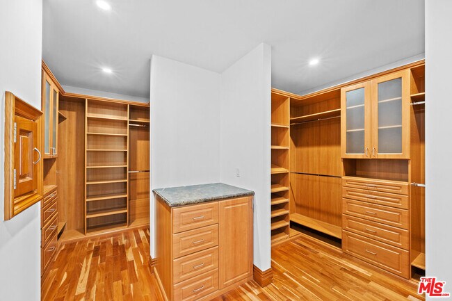 Building Photo - 9033 Cresta Dr