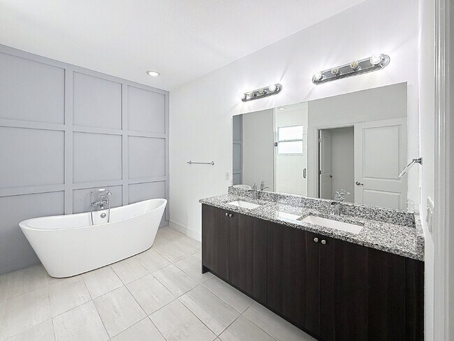 Building Photo - Welcome home to this gorgeous 4-bedroom, 2-bath home!