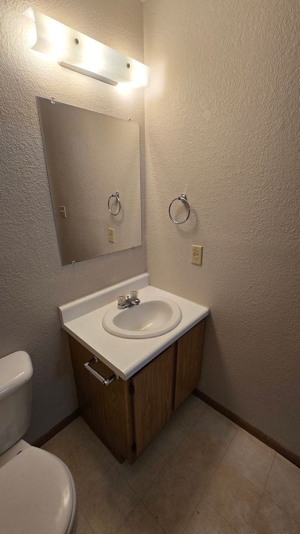 Building Photo - Ground Level 1 Bedroom Apartment w/ Washer/Dryer Connections