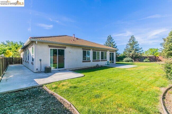 Building Photo - 1055 Meadow Brook Dr
