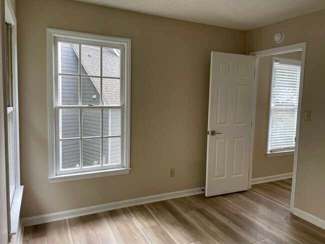 Building Photo - 10 Creekstone Ct