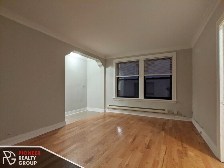 Building Photo - 429 W Roscoe St