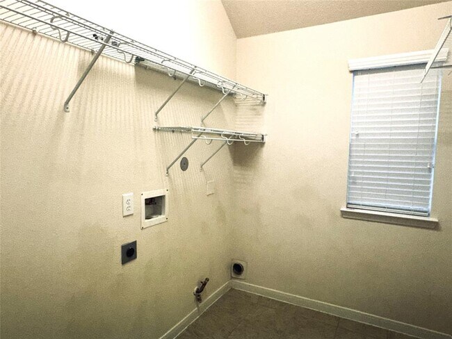 Building Photo - 2910 Sandleigh Dr