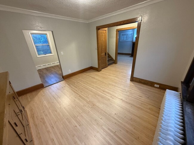 Building Photo - 6 bedroom 2 bath