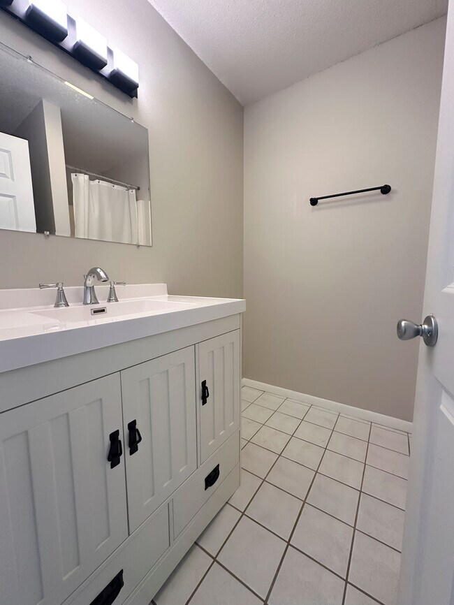 Main Floor Bathroom - 433 W Zeller St
