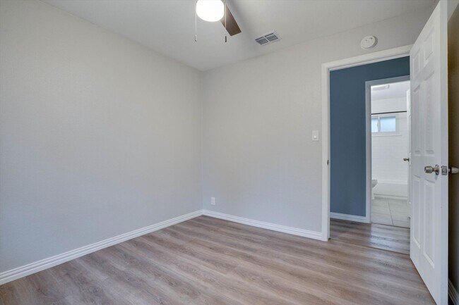 Building Photo - 600 Bramble Dr