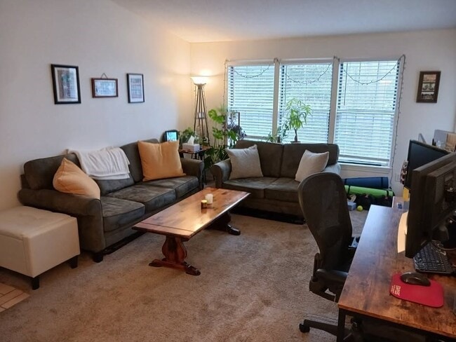 Building Photo - 10 Squire Ct