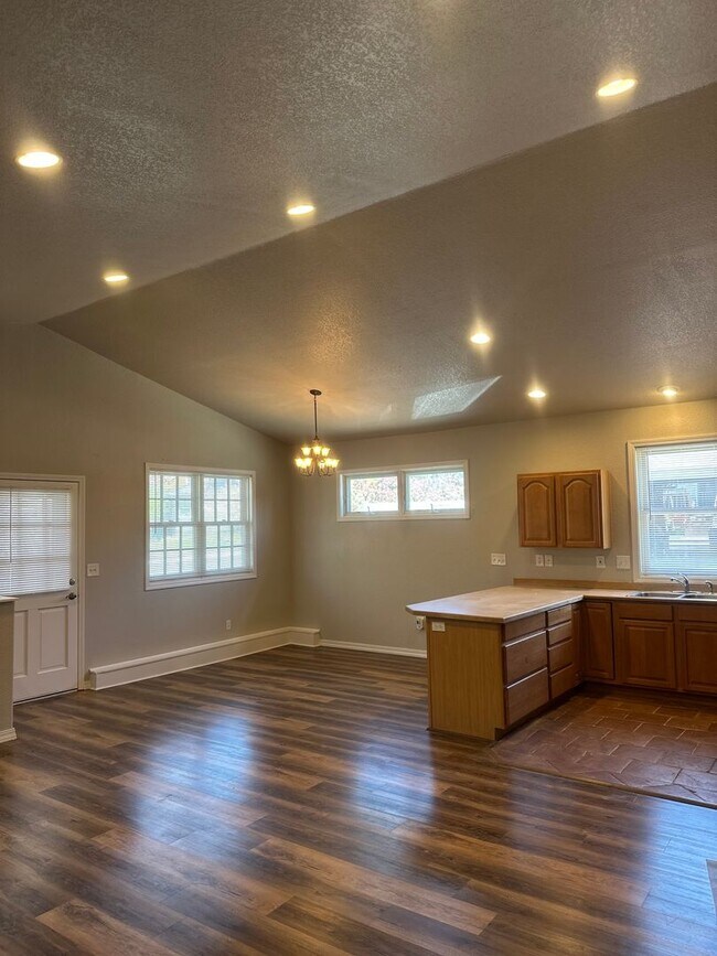 Building Photo - 245 NW Tumalo Ave