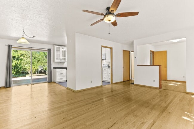 Building Photo - 9877 SE 33rd Ave