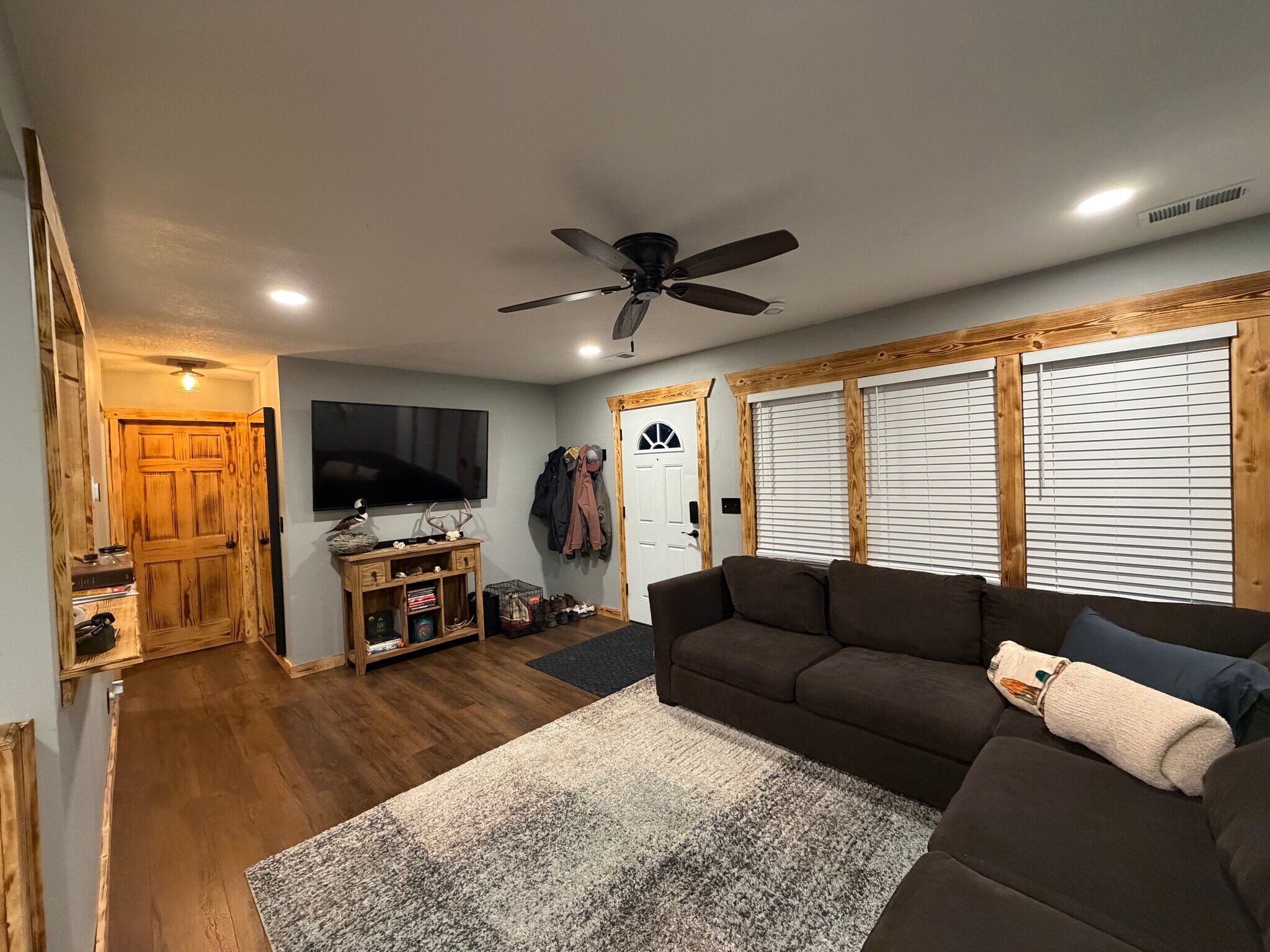 Living room - 18619 S State Route D