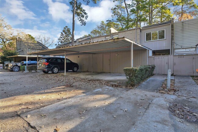 Building Photo - 2113 Lake Village Dr