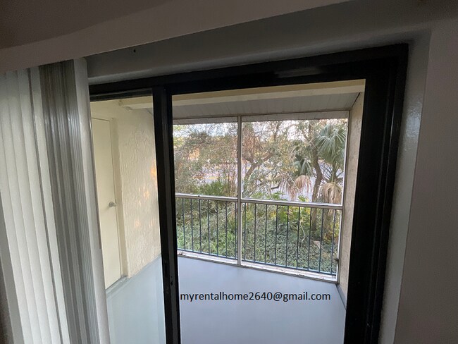 Building Photo - 90 Hidden Lake Dr