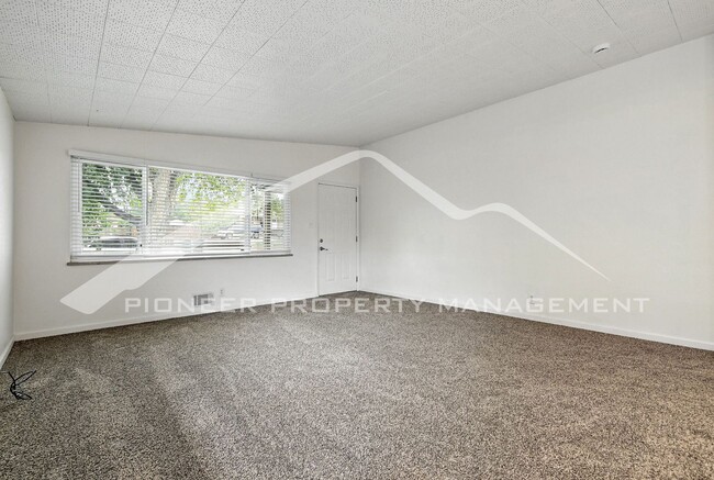 Building Photo - Charming Duplex with Washer/Dryer and Fenc...