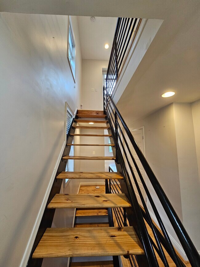 Building Photo - 2313 Foster Ave