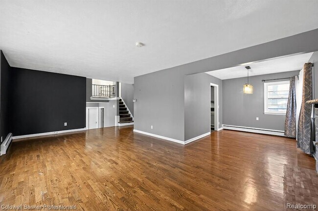 Building Photo - 4448 Greenwood Dr