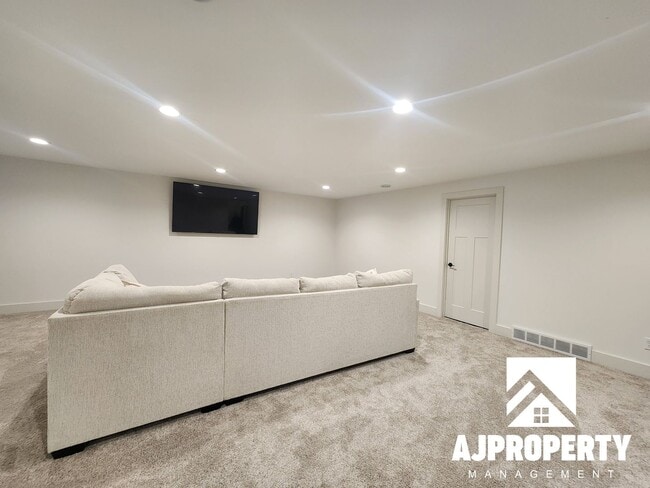 Building Photo - 5304 S Spirea Ave