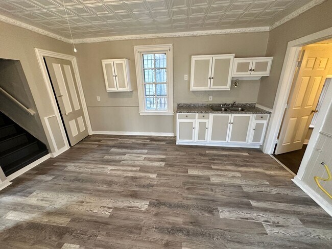 Building Photo - Spacious Single Family Home Ready for Rent in Great Neighborhood