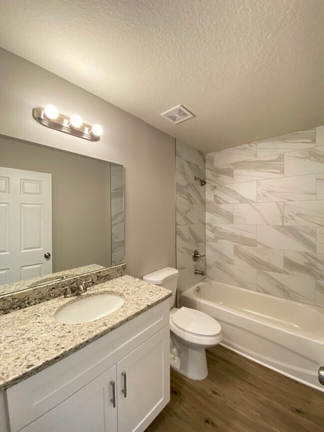 Building Photo - Custom Home - Desirable SE Belleview Neigh...