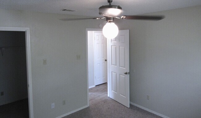 Building Photo - Amazing Lakeway Duplex!