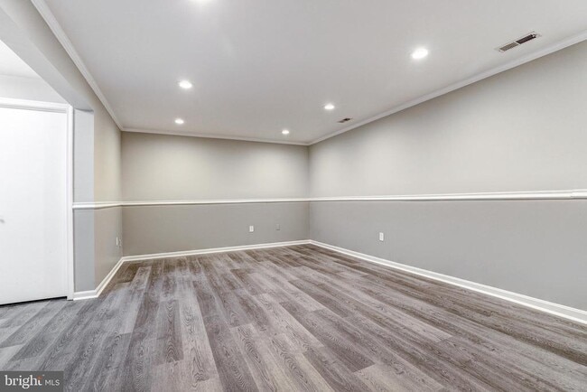 Building Photo - 41 Battersea Bridge Ct