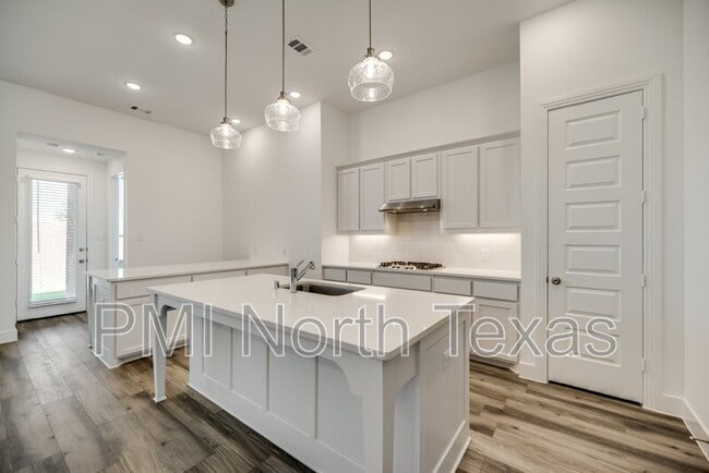 Building Photo - 405 Yellowstone Dr