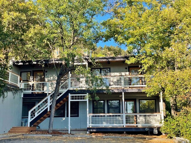 Primary Photo - Beautifully Remodeled 2 bed 1 bath unit in...