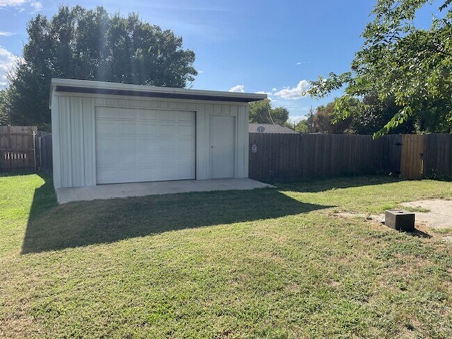 Building Photo - Charming 3,2 Move in Ready - Springtown ISD