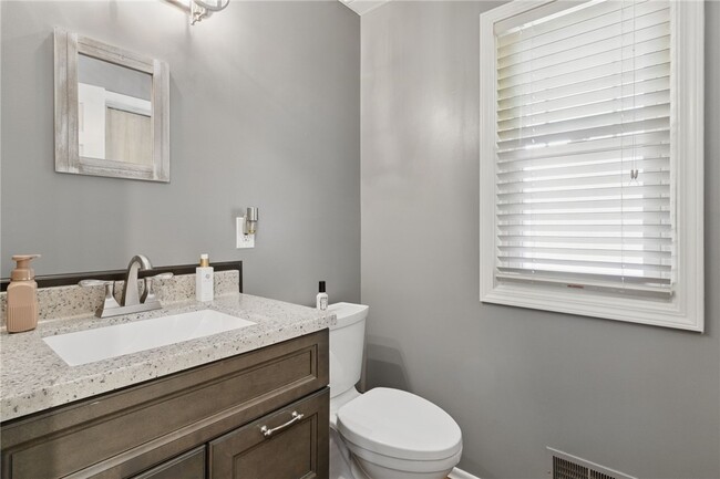 Building Photo - 12 White Oak Bend
