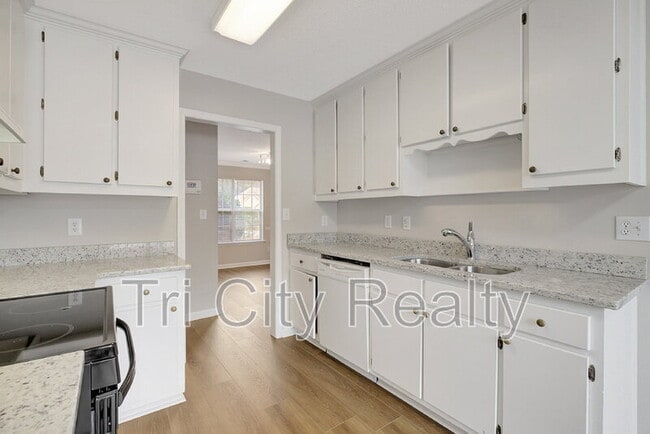 Building Photo - 110 York Ln