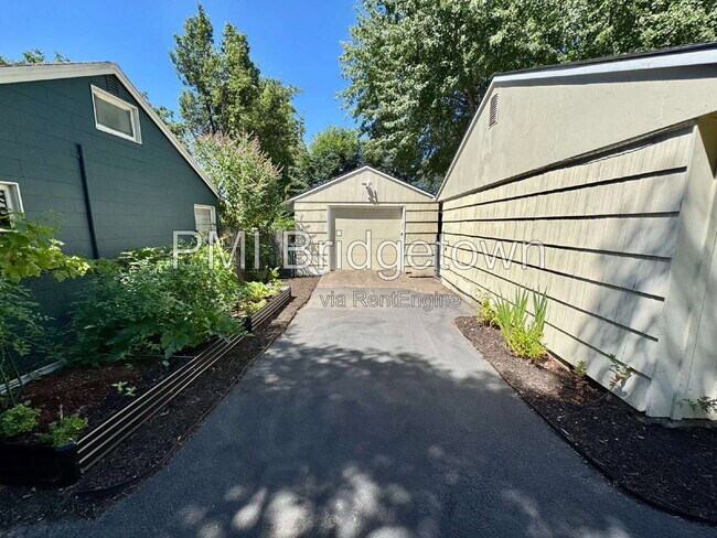 Building Photo - 9725 SE 29th Ave