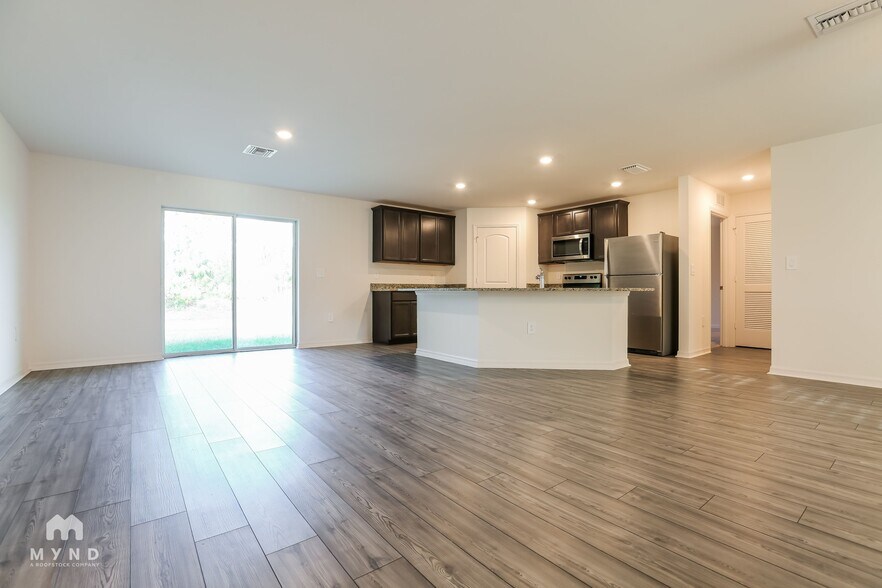 Building Photo - 5725 Centro Ave