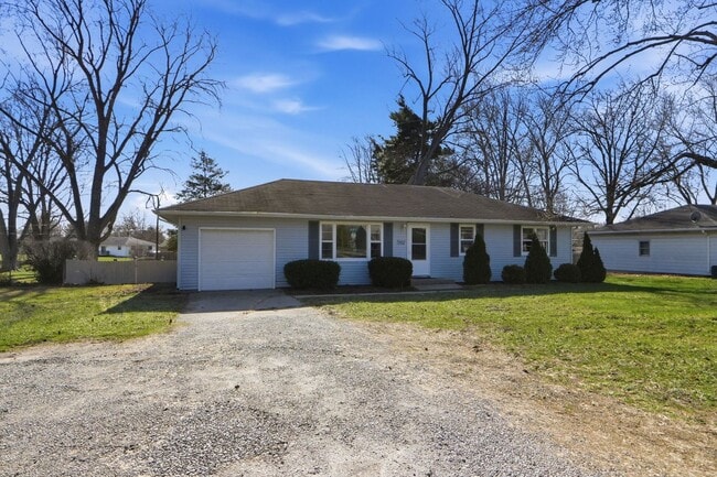 Building Photo - Updated 3BR Home with Fenced Yard & Garage